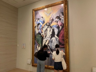 絵画を鑑賞する様子