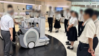 最新の移動式X線装置を見学