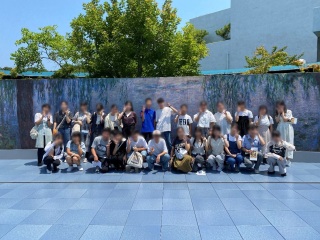 モネ「大睡蓮」の前で集合写真