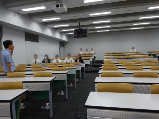 大学の講義室で
