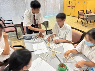 試行錯誤する生徒