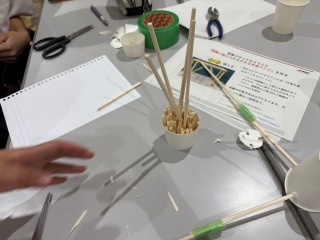 割り箸を細かく切って地盤の安定化を図るグループ