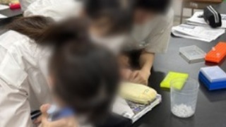 実験の様子、慣れないピペットマンに苦戦②