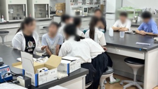 大学生との座談会　本校OGも参加してくれていました