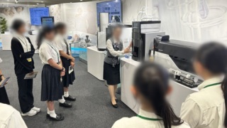 最新の分析機器についての説明