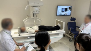 実際の装置に乗って撮影気分も味わいました①